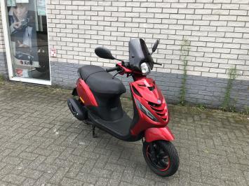 JONGE PIAGGIO ZIP SP 45KM CANDY RED  ZWART BJ2021 6000KM