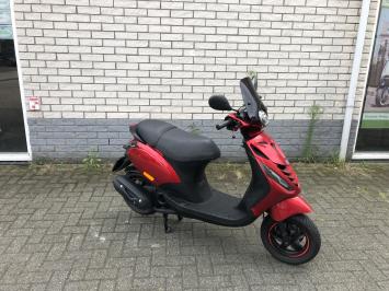 JONGE PIAGGIO ZIP SP 45KM CANDY RED  ZWART BJ2021 6000KM