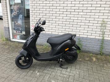 HELE MOOIE PIAGGIO ZIP SP 45KM BROM BLACK ON BLACK 2017 7000KM