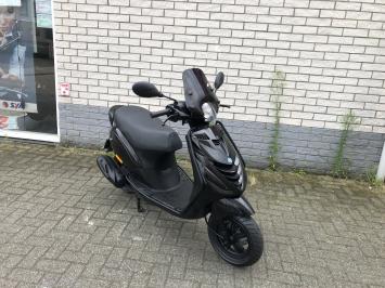 HELE MOOIE PIAGGIO ZIP SP 45KM BROM BLACK ON BLACK 2017 7000KM