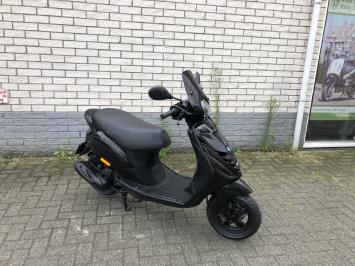 HELE MOOIE PIAGGIO ZIP SP 45KM BROM BLACK ON BLACK 2017 7000KM