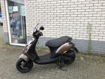 DIKKE PIAGGIO ZIP SP 45 4-TAKT BRUIN  BROM BJ2020 11000KM