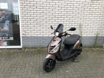 DIKKE PIAGGIO ZIP SP 45 4-TAKT BRUIN  BROM BJ2020 11000KM