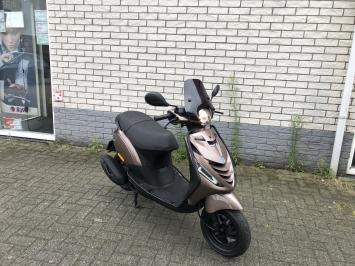 DIKKE PIAGGIO ZIP SP 45 4-TAKT BRUIN  BROM BJ2020 11000KM