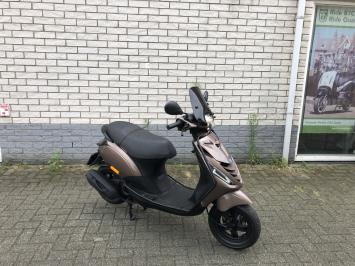 DIKKE PIAGGIO ZIP SP 45 4-TAKT BRUIN  BROM BJ2020 11000KM