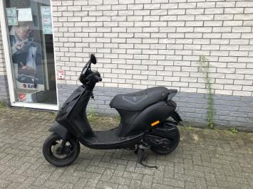 DIKKE PIAGGIO ZIP SP 45 4-TAKT MAT ZWART BROM  BJ2014 11000KM 