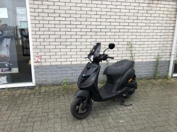 DIKKE PIAGGIO ZIP SP 45 4-TAKT MAT ZWART BROM  BJ2014 11000KM 