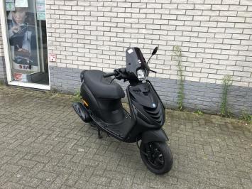 DIKKE PIAGGIO ZIP SP 45 4-TAKT MAT ZWART BROM  BJ2014 11000KM 