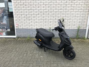 DIKKE PIAGGIO ZIP SP 45 4-TAKT MAT ZWART BROM  BJ2014 11000KM 