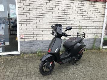 DIKKE VESPA SPRINT S 45KM BROM MAT BLACK BJ2021 6000KM