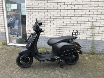 DIKKE VESPA SPRINT S 45KM BROM MAT ZWART BJ2019 8000KM 4-TAKT