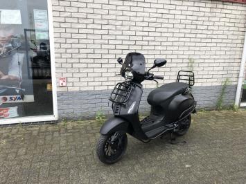 DIKKE VESPA SPRINT S 45KM BROM MAT ZWART BJ2019 8000KM 4-TAKT