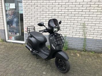 DIKKE VESPA SPRINT S 45KM BROM MAT ZWART BJ2019 8000KM 4-TAKT