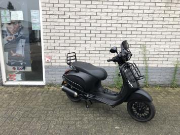 DIKKE VESPA SPRINT S 45KM BROM MAT ZWART BJ2019 8000KM 4-TAKT