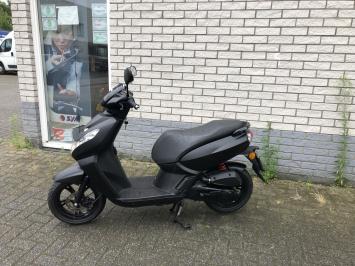 JONGE PEUGEOT  KISBEE 45KM BROM BLACK EDITIE  4T BJ2021 9000KM