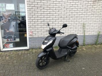 JONGE PEUGEOT  KISBEE 45KM BROM BLACK EDITIE  4T BJ2021 9000KM