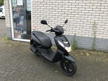 JONGE PEUGEOT  KISBEE 45KM BROM BLACK EDITIE  4T BJ2021 9000KM