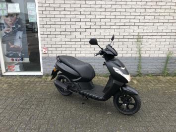 JONGE PEUGEOT  KISBEE 45KM BROM BLACK EDITIE  4T BJ2021 9000KM