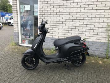 DIKKE VESPA SPRINT S 45KM BROM MAT BLACK 7800KM BJ2020 VOL