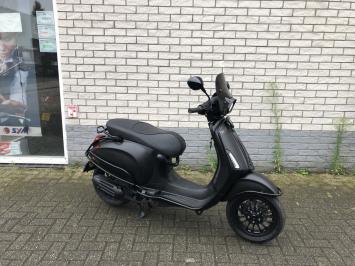 DIKKE VESPA SPRINT S 45KM BROM MAT BLACK 7800KM BJ2020 VOL