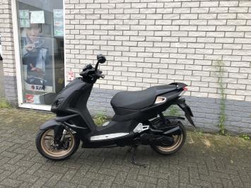 MOOIE PEUGEOT PEUGEOT SPEEDFIGHT 45KM BROM MAT ZWART BJ2017 10.000KM