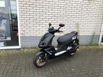 MOOIE PEUGEOT PEUGEOT SPEEDFIGHT 45KM BROM MAT ZWART BJ2017 10.000KM