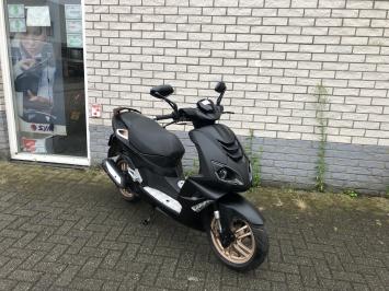 MOOIE PEUGEOT PEUGEOT SPEEDFIGHT 45KM BROM MAT ZWART BJ2017 10.000KM