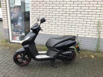 MOOIE  PEUGEOT KISBEE 45KM BROM BLACK EDITIE  4T BJ2018 4900KM 