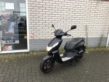 MOOIE  PEUGEOT KISBEE 45KM BROM BLACK EDITIE  4T BJ2018 4900KM 