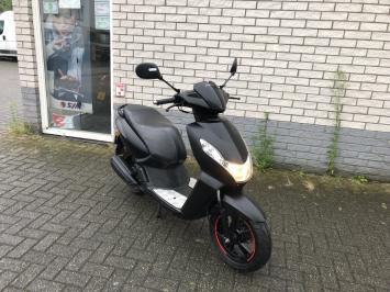 MOOIE  PEUGEOT KISBEE 45KM BROM BLACK EDITIE  4T BJ2018 4900KM 