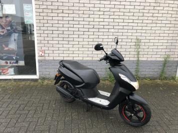 MOOIE  PEUGEOT KISBEE 45KM BROM BLACK EDITIE  4T BJ2018 4900KM 