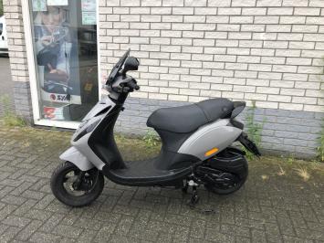 DIKKE PIAGGIO ZIP SP 45KM BROM NARDO GREY BJ2017 13000KM