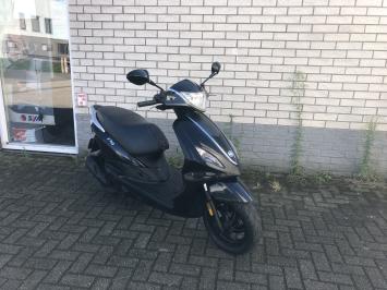 LEUKE PIAGGIO NEW FLY 45KM BROM BLACK ON BLACK BJ2012 14000KM