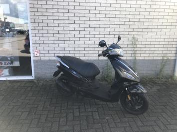 LEUKE PIAGGIO NEW FLY 45KM BROM BLACK ON BLACK BJ2012 14000KM