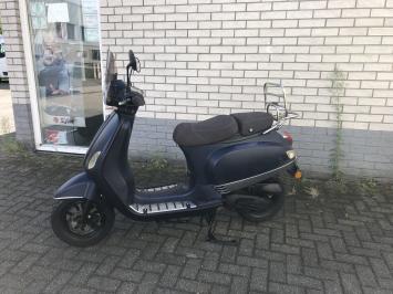 MOOIE BTC RIVA VESPA LOOK RIVA 45 OF 25 MAT BLAUW BJ2017 7000KM