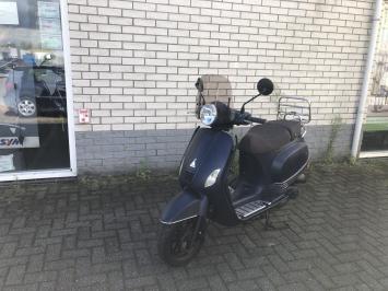 MOOIE BTC RIVA VESPA LOOK RIVA 45 OF 25 MAT BLAUW BJ2017 7000KM