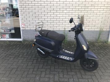 MOOIE BTC RIVA VESPA LOOK RIVA 45 OF 25 MAT BLAUW BJ2017 7000KM