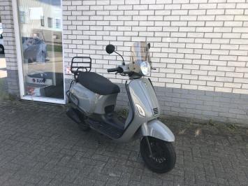 MOOIE BTC RIVA VESPA LOOK RIVA 45 OF 25 NARDO GREY BJ2021 13000KM