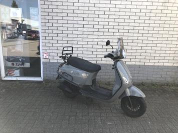 MOOIE BTC RIVA VESPA LOOK RIVA 45 OF 25 NARDO GREY BJ2021 13000KM