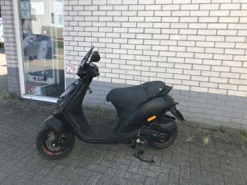 DIKKE PIAGGIO ZIP SP 45 4-TAKT MAT ZWART BROM  BJ2020 8000KM 