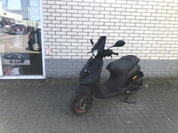 DIKKE PIAGGIO ZIP SP 45 4-TAKT MAT ZWART BROM  BJ2020 8000KM 