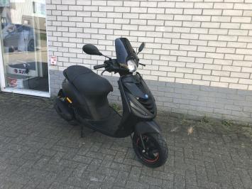 DIKKE PIAGGIO ZIP SP 45 4-TAKT MAT ZWART BROM  BJ2020 8000KM 