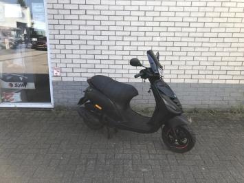 DIKKE PIAGGIO ZIP SP 45 4-TAKT MAT ZWART BROM  BJ2020 8000KM 