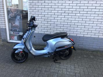 DIKKE VESPA SPRINT S 45KM BROM SPECIAL 7000KM BJ2020