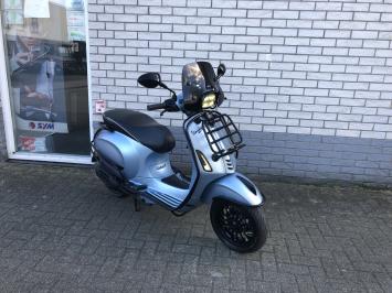 DIKKE VESPA SPRINT S 45KM BROM SPECIAL 7000KM BJ2020