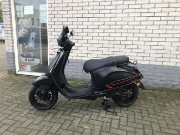 DIKKE VESPA SPRINT S 45KM BROM MAT ZWART BJ2019 8000KM 4T