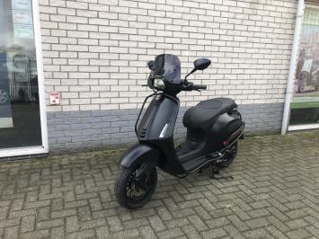 DIKKE VESPA SPRINT S 45KM BROM MAT ZWART BJ2019 8000KM 4T