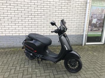 DIKKE VESPA SPRINT S 45KM BROM MAT ZWART BJ2019 8000KM 4T