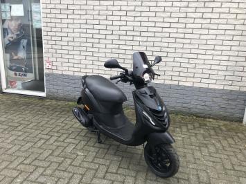 LEUKE PIAGGIO ZIP SP 45 4T MAT BLACK BROM BJ2007 11000KM