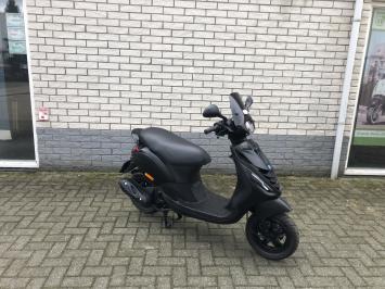 LEUKE PIAGGIO ZIP SP 45 4T MAT BLACK BROM BJ2007 11000KM